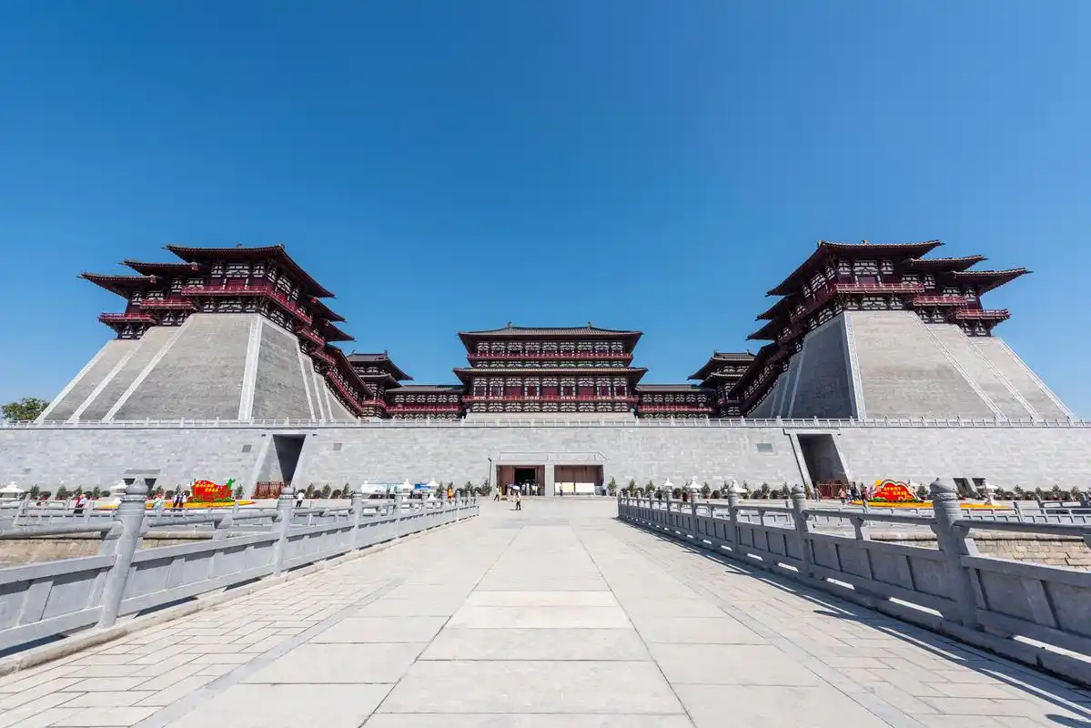 作为中国七大古都之一,洛阳承载了中华民族五千年的历史,是华夏文明的