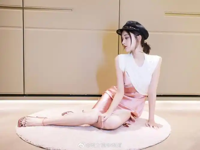 古力娜扎的一组美腿图集