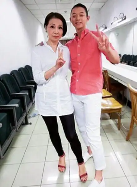 仲小萍,出生于上海市,中国内地女歌手.