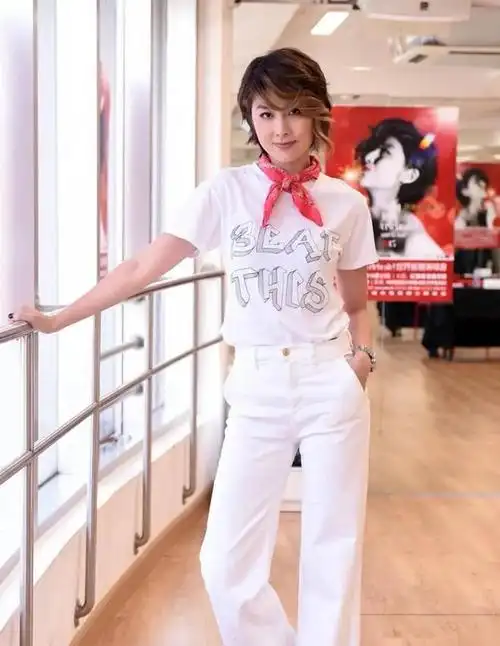 陈慧琳现身活动一袭黑色短裤尽显苗条身姿173身高让人羡慕