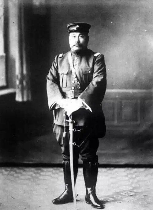 汤玉麟早年替人放牛赶车,因得罪大户人家而落草,和张作霖结识,数次救