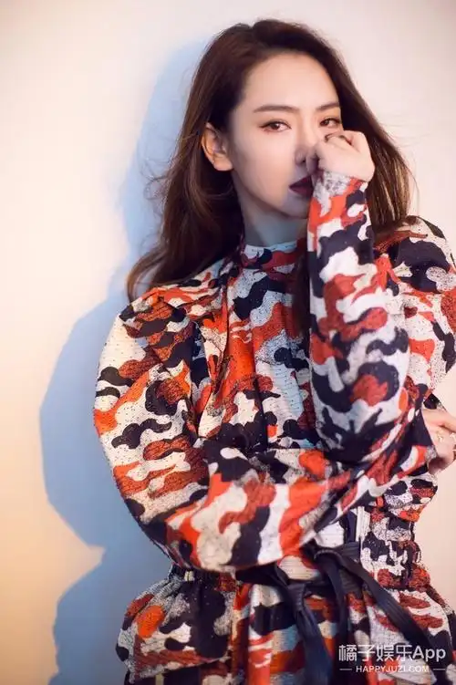 戚哥的冷漠脸可以说是非常冷酷又高贵