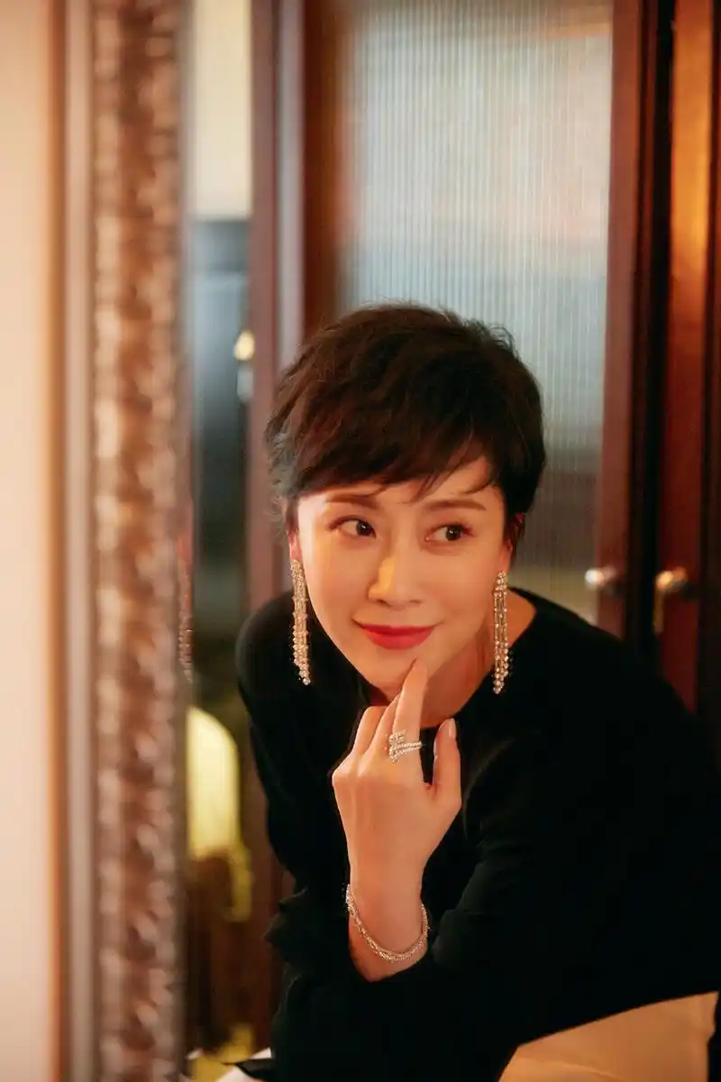 41岁海清剪短发显小20岁,自己剪变大妈发型,了解几点也能变年轻