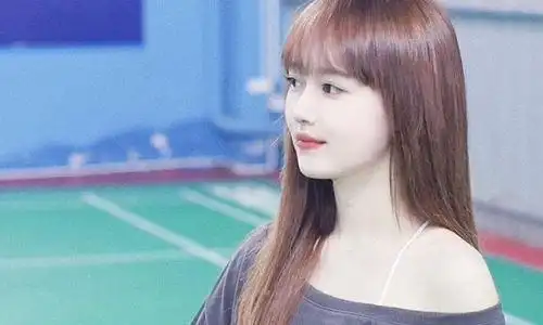 侃萌,2001年2月1日出生于浙江省宁波市,羽毛球国家