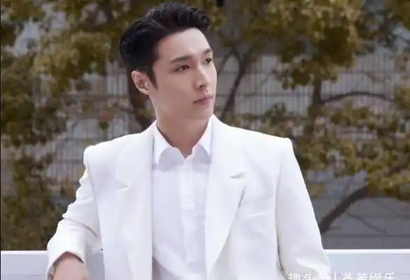 追梦男孩张艺兴,真的在脚踏实地的努力,亮相十周年前后变化大_实力