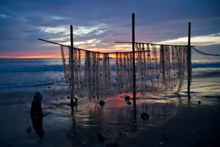 在夕阳下织渔网(原创摄影)