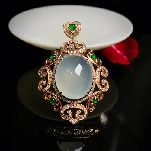 翡翠鸽子蛋吊坠  蛋面饱满水润,整体设计雍容华贵满满的珠宝感96 裸