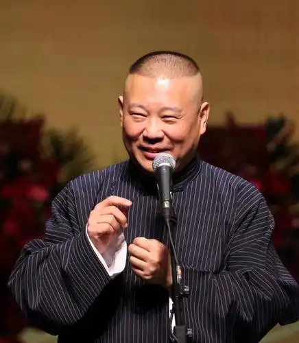 郭德纲穿棉衣棉鞋走红毯,被指不尊重主办方,跳梁小丑哗众取宠?