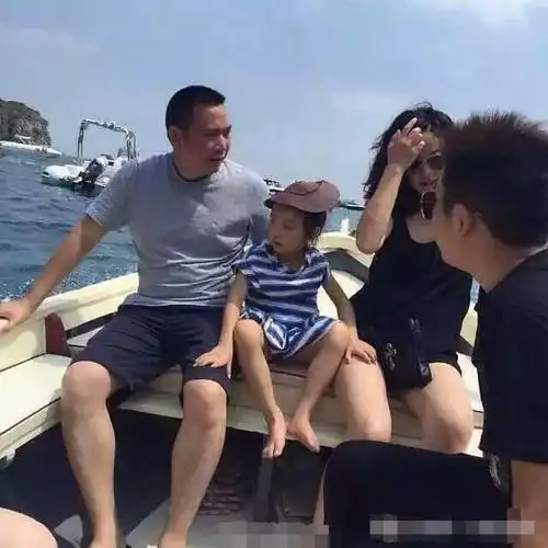 黄有龙给小四月亲身剪指甲.