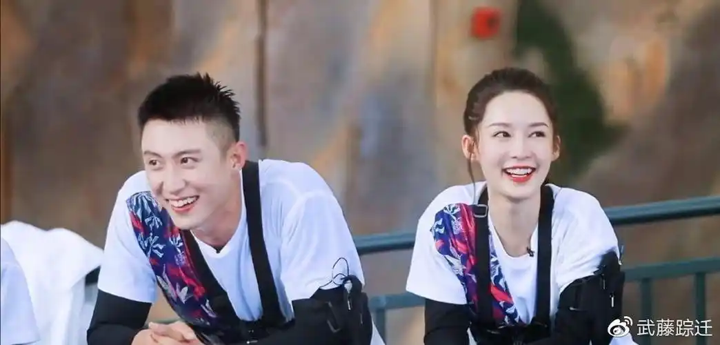 鹿晗和关晓彤已经是名副其实的情侣,但他们的头像还不能使用合照,反倒