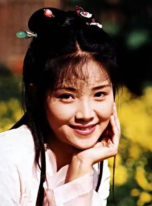 她妩媚清新,是嘉禾五朵金花之一,演反派惹人爱,今成地产界大佬_刘玉婷