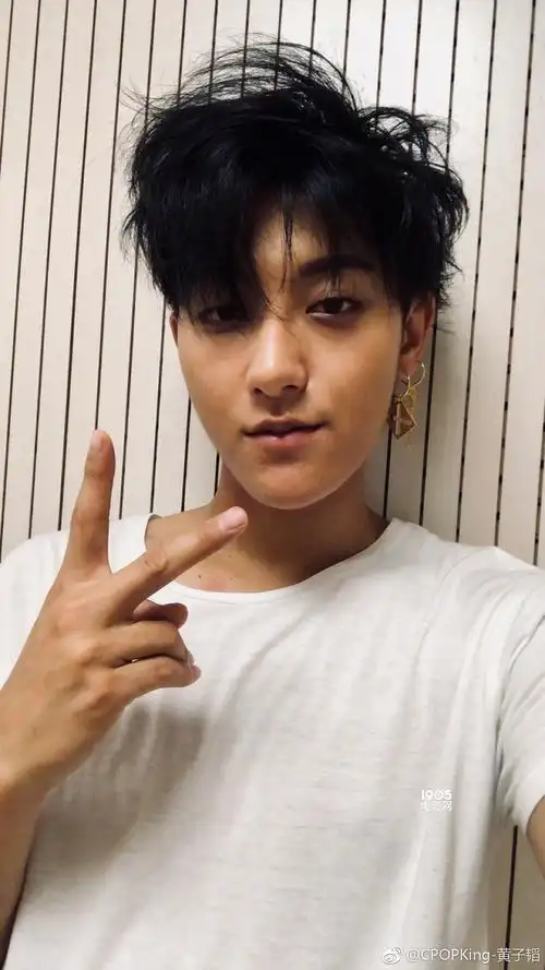 黄子韬晒照发长文向粉丝倾诉我内心并不想当偶像