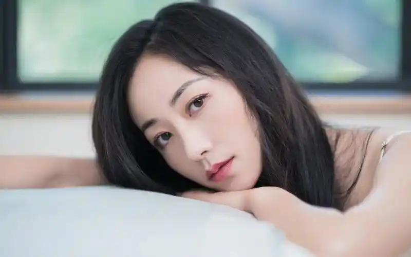 韩雪吊带白裙写真壁纸-美女壁纸-高清美女图片-娟娟壁纸