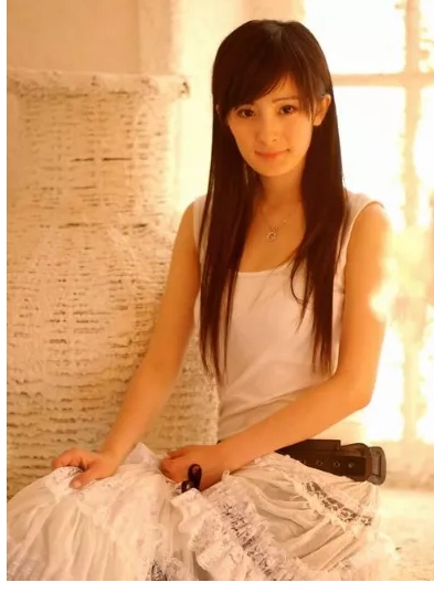 原创杨幂刚出道时拍的一组写真长发飘飘气质优越堪称真人版洋娃娃