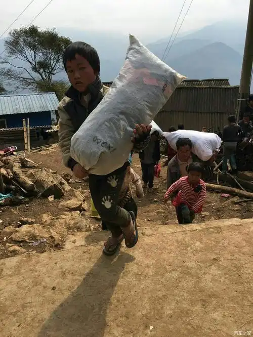 带着小博进贫困山区献爱心