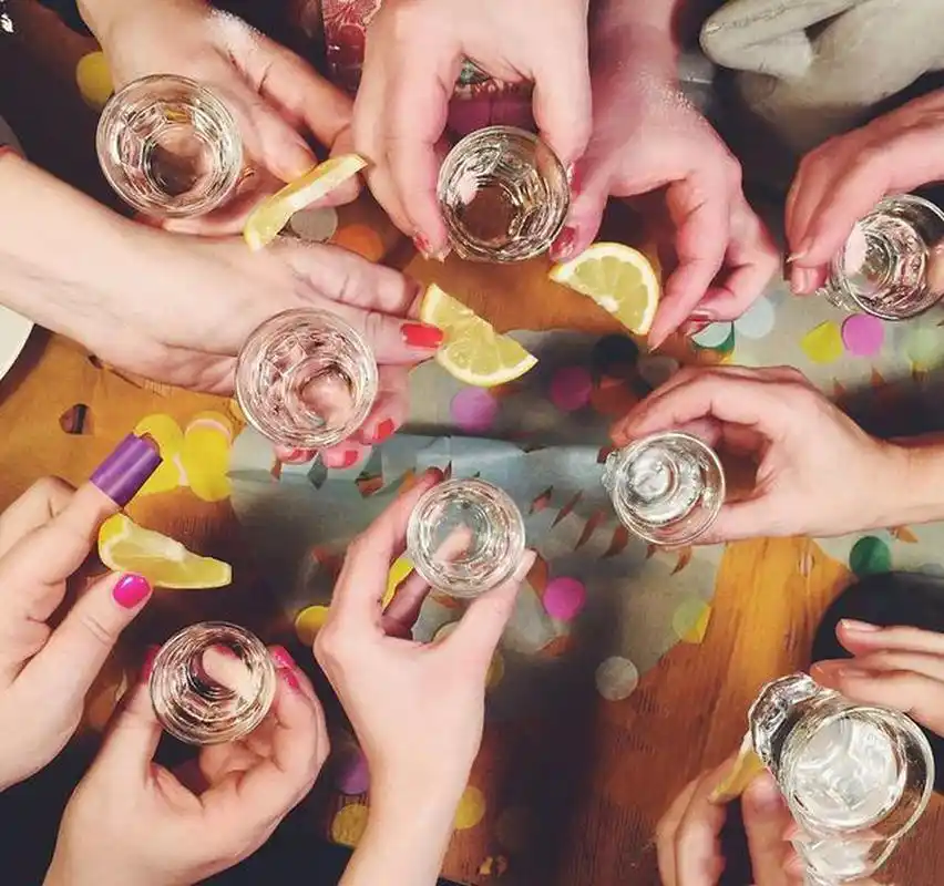 朋友聚会喝酒的唯美句子~ 1,如果说,宵夜是人间的烟火,那酒就是这烟火