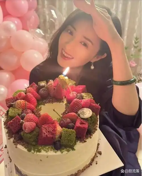 蒋欣庆祝40岁生日,眼窝凹陷双腿纤细,瘦成"纸片人"