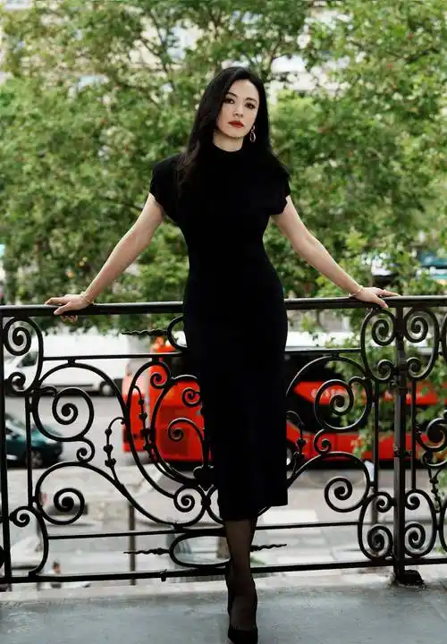 姚晨身穿黑色连衣裙展现曲线美身材_造型_珠宝_魅力