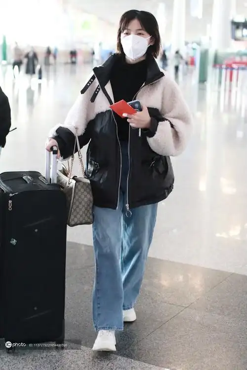 街拍赵粤羊羔绒拼接外套阔腿牛仔裤gucci包袋简约休闲