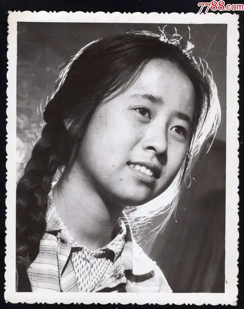 70年代大辫子美女老照片1张(尺寸约7.8*9.7厘米)