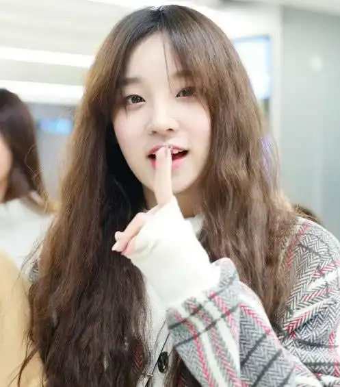 宋雨琦早上起晚没化妆就出门被拍到素颜后网友真是一个人