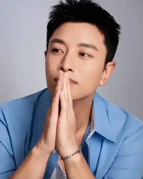 贾乃亮女儿晒旗袍写真,12岁甜馨已亭亭玉真美,五官精致好像爸爸