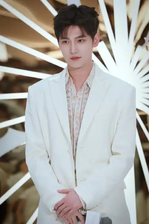 杨洋花卉刺绣白西装