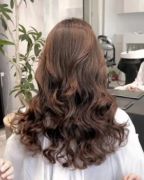 最美女发来袭:长发耳下大卷烫发,优雅时尚尽显气质