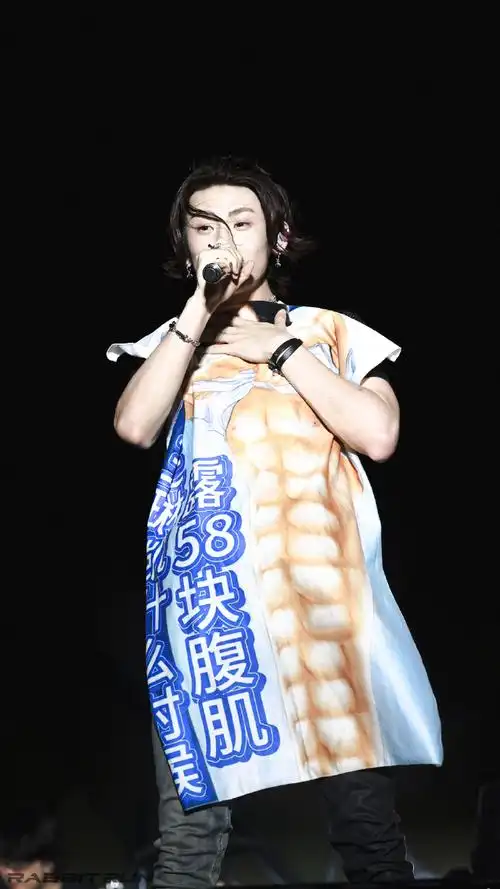 小鬼把更多时间花在音乐上##小鬼王琳凯音乐节露58块腹肌##小眄