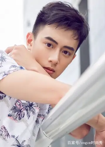 你去理发店还在说两边剪短?18年流行男士发型盘点