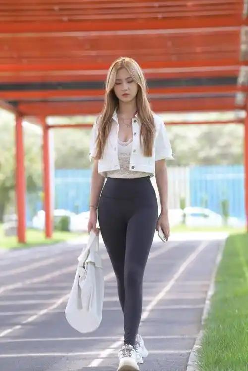 原创在有些男人的眼里只要姑娘身材好穿上瑜伽裤就是美女