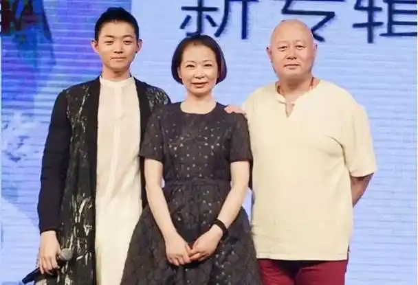 仲小萍与火风离婚后30年坚持不嫁陪伴儿子今儿子成她心病