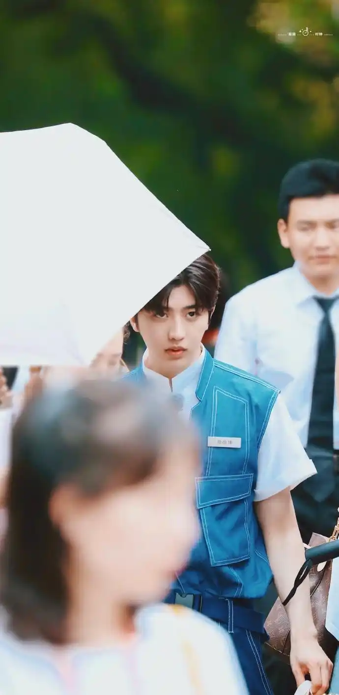 蔡徐坤遇见天坛录制路透漫画比例神仙侧颜只看一眼就心动