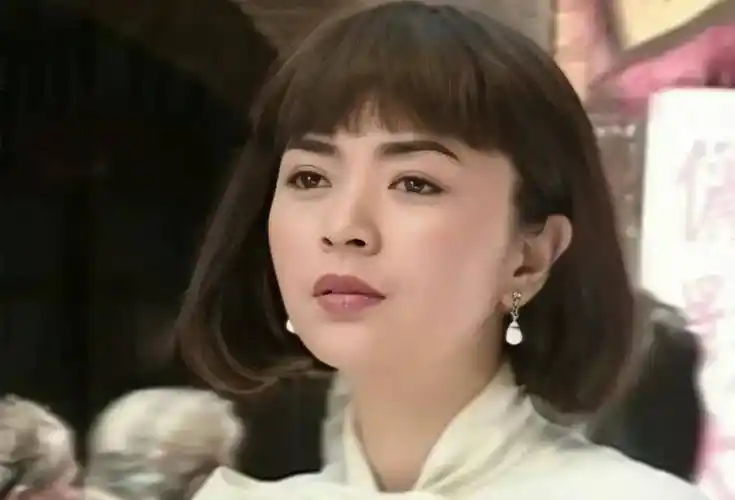 看了陈玉莲当年扮演的颂莲,终于明白刘德华和周润发那么迷她_美女