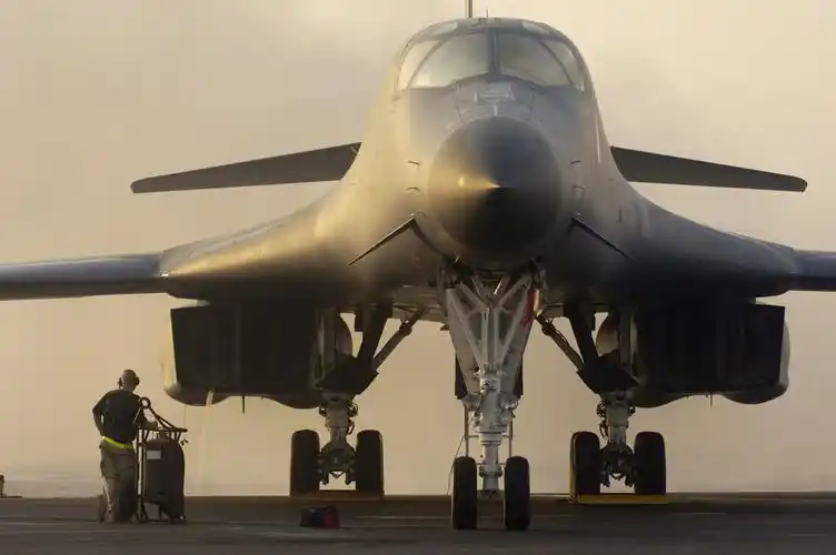 世界著名现役战略轰炸机之b-1b"枪骑兵"轰炸机