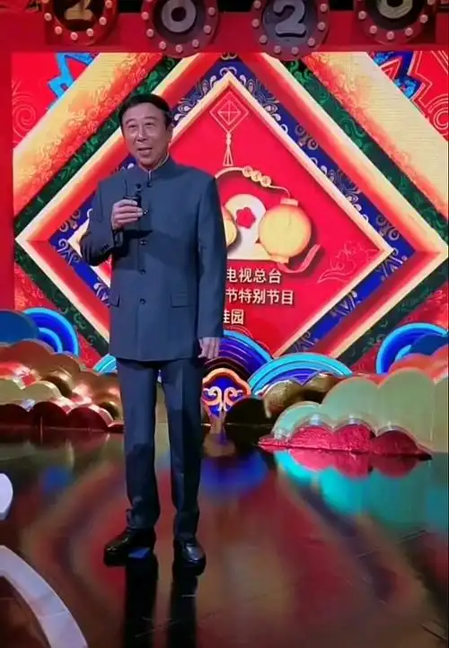 相声小品演员冯巩,连续32年亮相央视春晚,一句"我想死你们啦",成为