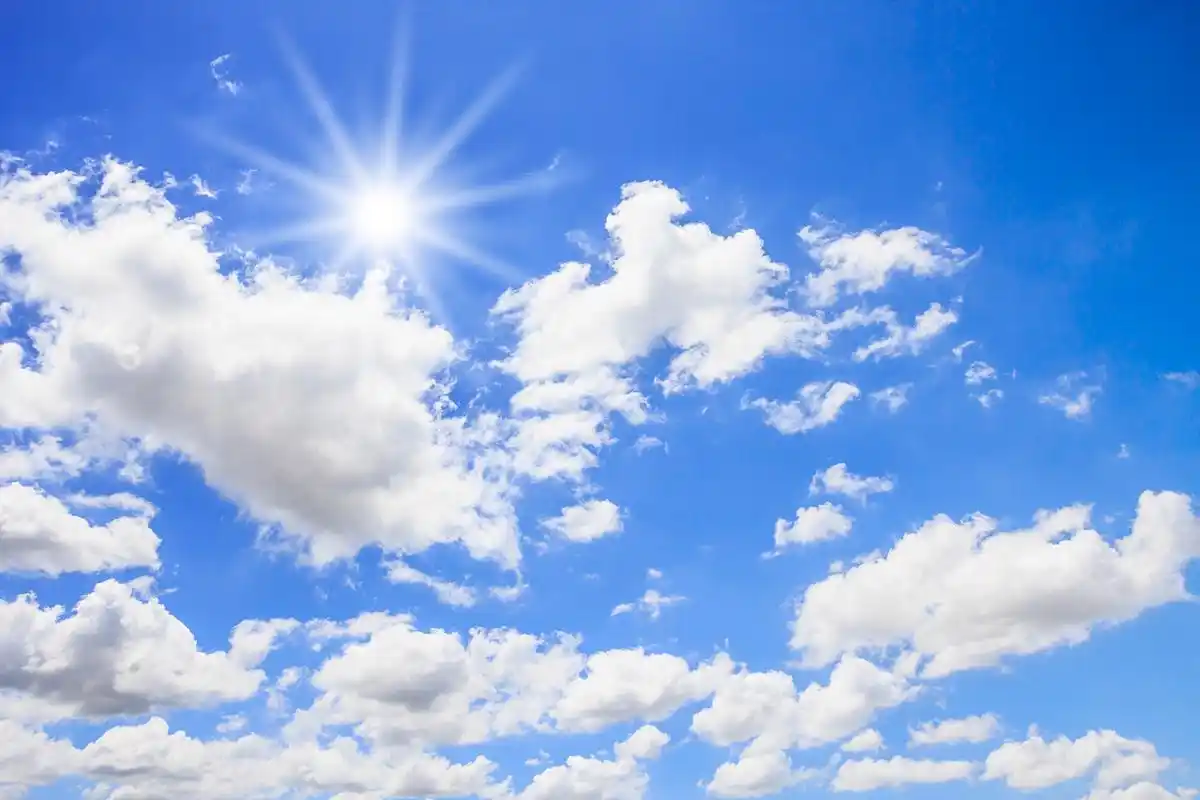 今天天气真好,阳光明媚,万里无云,仿佛整个世界都变得温暖起来.