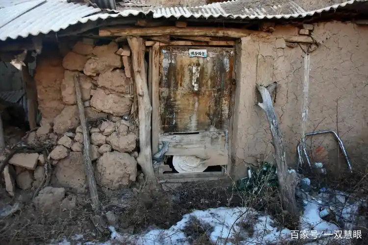 农村空心化严重,人走了房子破败不堪,谁家房子最破谁家过的最好