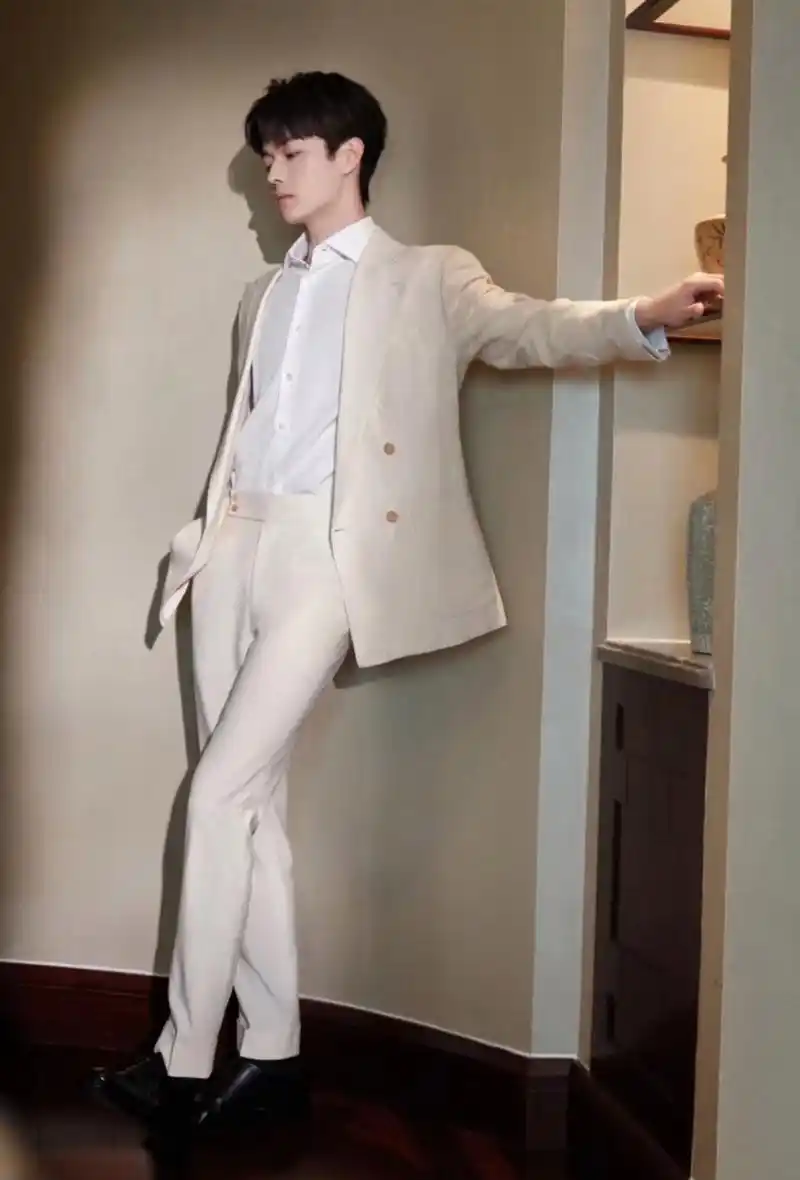 许凯现身广东参加活动,回到家乡状态特别好,米白色西服套装配黑皮鞋