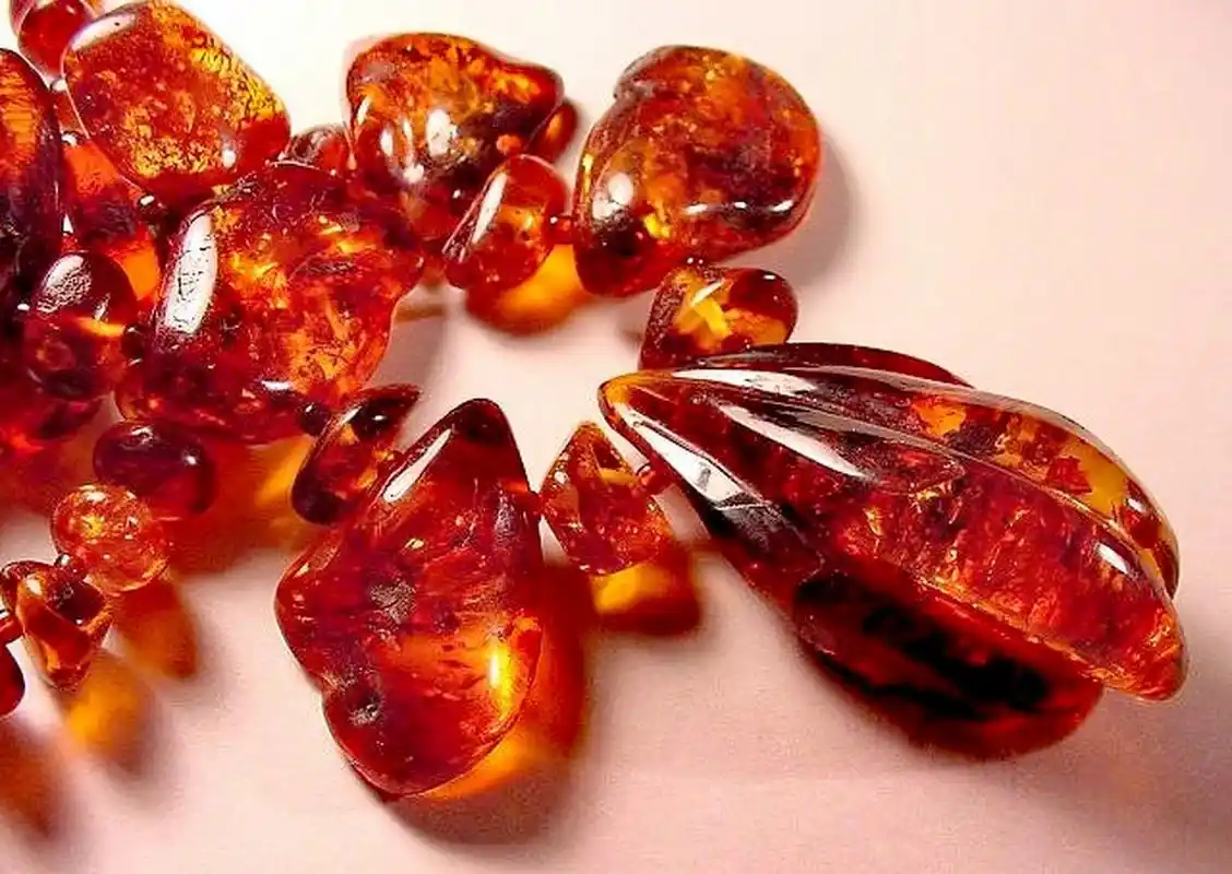 琥珀基本特性  琥珀颜色常见浅黄——蜜黄色,黄棕色到棕色,淡红,淡绿