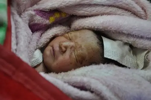 大众网青岛3月14日讯3月14日上午7时30分许,一名刚出生不久的婴儿