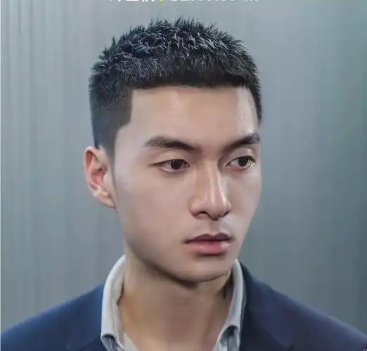 短碎发可以说是我们最常见的男士发型了,简单又有层次感.