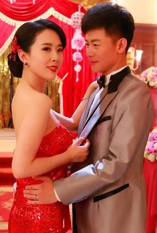 原创颜丹晨挺孕肚比心庆生肚大似足球临盆在即陈昊被误传是孩子爸