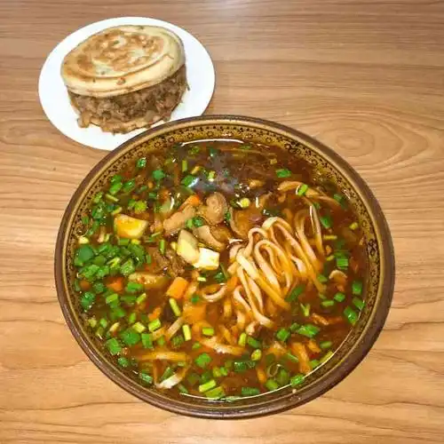 打分 吃的饱饱的,特别是肉夹馍里面肉多汤汁浓非常入味!