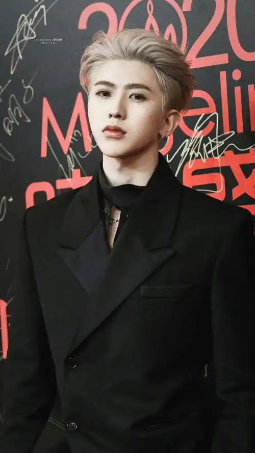 蔡徐坤银发背头走红毯#2020cosmo红毯@蔡徐坤