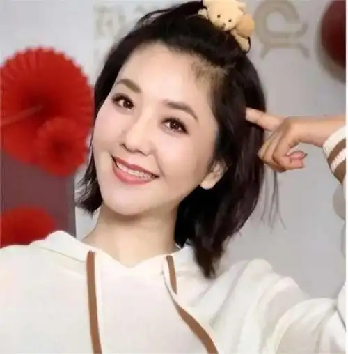 主持人方琼:与大8岁领导闪婚,婚后分居多年,如今她幸福吗?