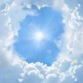 蓝天白云中间的耀眼太阳高清图片下载