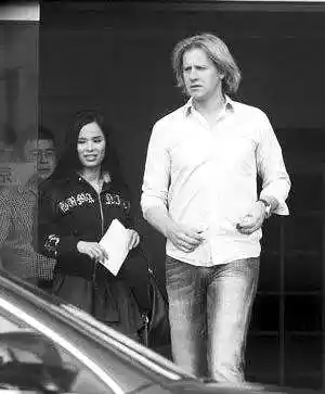 54岁韦唯和洋人老公近照曝光三个儿子很帅气很争气大儿子上北大还是