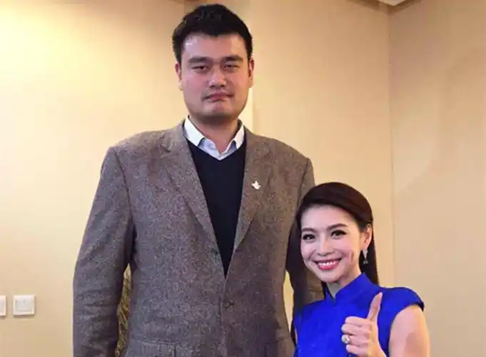 姚明和妻子叶莉近照曝光:37岁叶莉嫩如少女,8岁女儿身高1米6