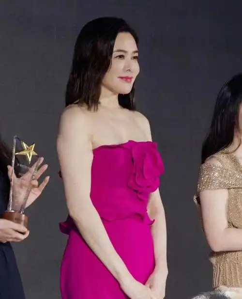 关之琳杭州出席枚色长裙不减当年风采60的年龄40岁的容貌